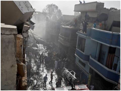 पाकिस्तान: चश्मदीदों ने बयां किया विमान हादसे का खौफनाक मंजर पाकिस्तान: चश्मदीदों ने बयां किया विमान हादसे का खौफनाक मंजर