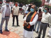 योगी के मंत्री का विपक्ष पर हमला, बोले- AC कमरे में बैठकर केवल ट्वीट करने से नहीं समझी जा सकती श्रमिकों की पीड़ा