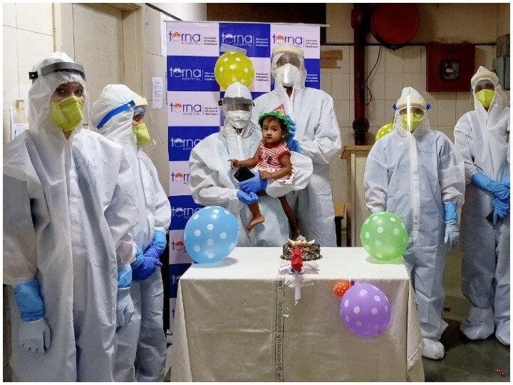 Mumbai: Hospital staff celebrated the birthday of a 1-year-old corona patient ANN मुंबई: अस्पताल कर्मचारियों ने मनाया कोरोना पीड़ित 1 साल की बच्ची का जन्मदिन