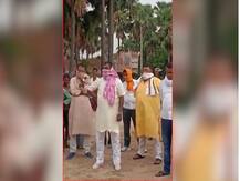 बिहार: प्रवासियों पर भड़के जेडीयू विधायक, कहा- जिसने तुम्हें पैदा किया, उस बाप ने रोजगार दिया था?