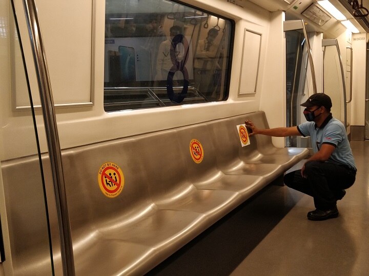dmrc shares photos of delhi metro showing stickers on seats to maintain social distancing Coronavirus: अब अलग होगा दिल्ली मेट्रो का सफर, DMRC ने सीट पर चिपकाए 'डू नॉट सिट हेयर' के स्टीकर