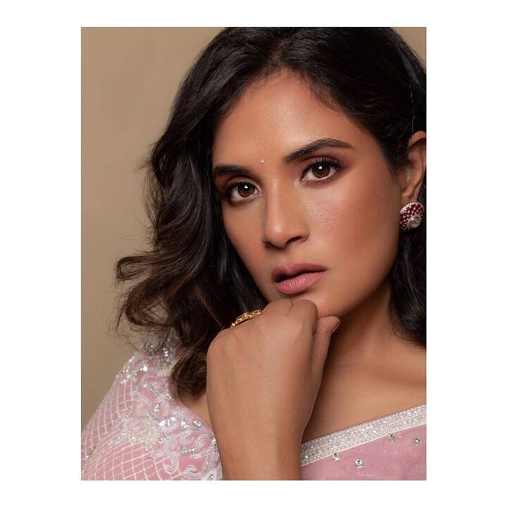 ऋच्छा चड्डा लॉकडाउन की वजह से अपने बॉयफ्रेंड अली फजल से नहीं मिल पा रही हैं. इसलिए वह वर्चुअल यानी वीडियो कॉल के जरिए उनसे बात करती हैं.