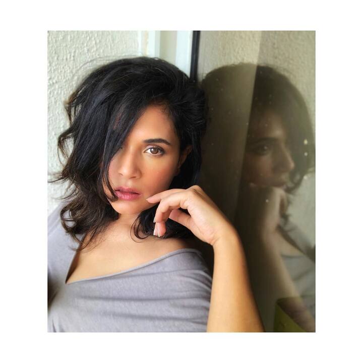 ऋचा चड्ढा सोशल मीडिया पर कापी एक्टिव हैं. और लॉकडाउन के बीच अपनी बोल्ड और खूबसूरत तस्वीरें शेयर करती रहती हैं.