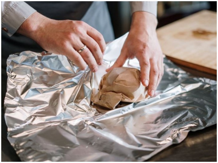 Why You Should Not Wrap Your Food In Aluminium Foil How To Store Left Over Food एल य म न यम फ यल म ख न क प क करक रखन ह ब हद ह न क रक ज न ख न क स ट र