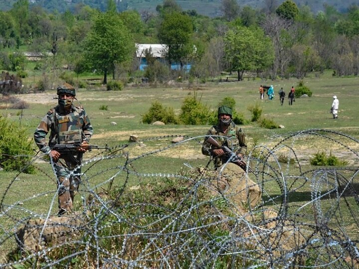 Two militants have been killed in broke out between militants and forces in South Kashmirs Kulgam district जम्मू कश्मीर: कुलगाम जिले के हांजीपोरा इलाके में सुरक्षा बलों ने दो आतंकियों को किया ढेर