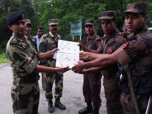 BSF ने बांग्लादेश को दी ईद की मिठाई, पाकिस्तान से बनाए रखी दूरी
