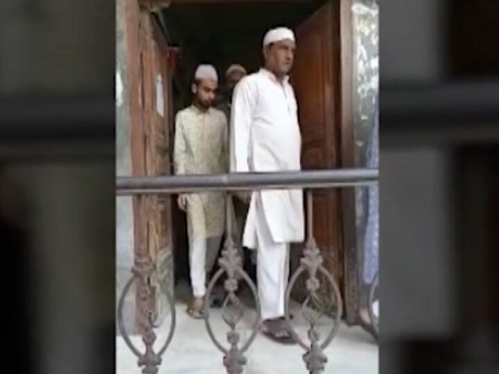 UP Muzaffarnagar mass namaz in mosque case filed against more than two dozen यूपी: मुजफ्फरनगर में मस्जिद में सामूहिक नमाज पढ़ते दिखे लोग, दो दर्जन से ज्यादा के खिलाफ केस दर्ज