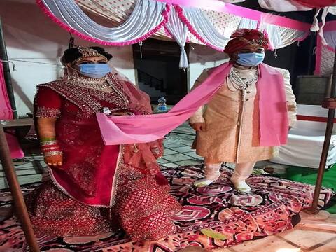 आगरा: कोरोना काल में हुई शादी, दूल्हे समेत आए कुल तीन बाराती आगरा: कोरोना काल में हुई शादी, दूल्हे समेत आए कुल तीन बाराती