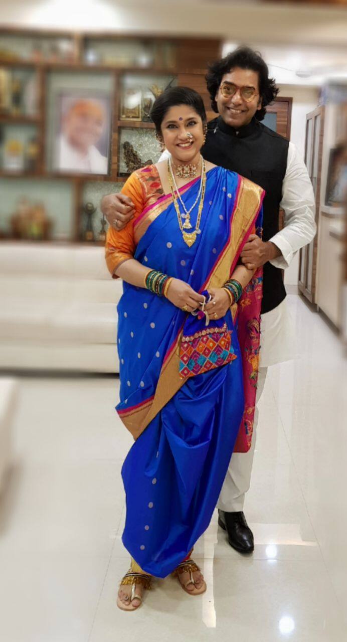 इसलिए वह शादी को लेकर असमंजस में थीं. आशुतोष अपने बिजी शेड्यूल से वक्त निकालकर रेणुका से बात करते और उन्हें कविताएं सुनाते. एक दिन आशुतोष की कविता सुनकर ही रेणुका ने उन्हें आईलवयू कह दिया था।