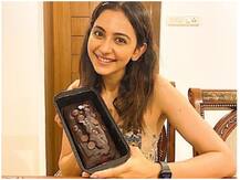 लॉकडाउन में अभिनेत्री रकुल प्रीत से जानिए केले से डार्क चॉकलेट केक बनाने की रेसिपी