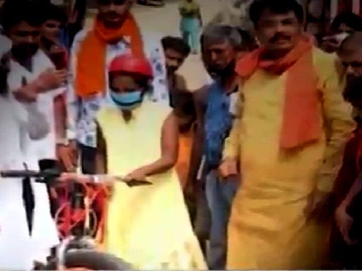 लाव-लश्कर के साथ 'साइकिल गर्ल' ज्योति से मिलने पहुंचे नीतीश के मंत्री मदन सहनी, तोड़े लॉकडाउन के नियम Bihar: VIP madan sahni throng cycle girl Jyoti Kumaris house, neglect lockdown rules लाव-लश्कर के साथ 'साइकिल गर्ल' ज्योति से मिलने पहुंचे नीतीश के मंत्री मदन सहनी, तोड़े लॉकडाउन के नियम