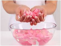 सिर्फ खूबसूरती ही नहीं, स्वास्थ्य से जुड़ी इन 5 परेशानियों में भी मददगार है गुलाब जल