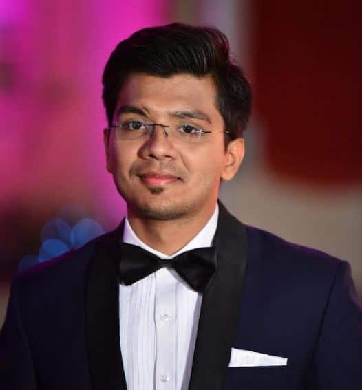 Success Story Of IAS Shubham Gupta IAS Success Story: जूतों की दुकान पर बैठने वाला यह लड़का कैसे बना आईएएस अधिकारी, जानिए पूरी कहानी