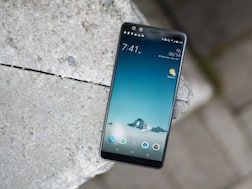 आप अपने फोन को सैनेटाइजर से साफ करते हैं तो सावधान हो जाएं, फोन में हो सकता है शॉर्ट सर्किट