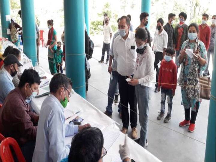 बागेश्वर: क्वॉरंटीन सेंटर में बदइंतजामी झेल रहे प्रवासी, न मिल रहा है भोजन, न पानी Migrants are facing problems in bageshwar quarantine centers in Kapkot tehsil बागेश्वर: क्वॉरंटीन सेंटर में बदइंतजामी झेल रहे प्रवासी, न मिल रहा है भोजन, न पानी