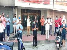 मेरठ: शहर के व्यापारियों ने हाथ जोड़कर प्रशासन से लगाई गुहार, बाजार खोलने की मांगी इजाजत