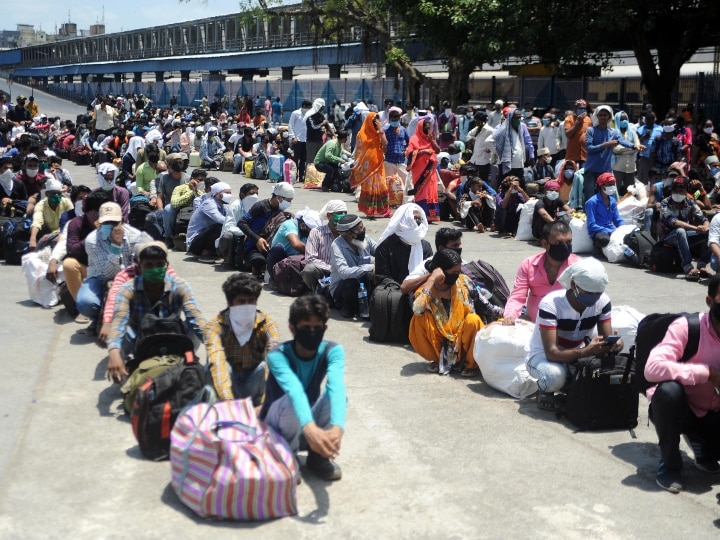 Maharashtra Govt drop migrant workers at Kurla Railway station Shramik Special Train महाराष्ट्र सरकार और रेलवे के बीच टकराव का खामियाजा भुगत रहे हैं प्रवासी मजदूर, कुर्ला रेलवे स्टेशन इकट्ठा हुई भीड़