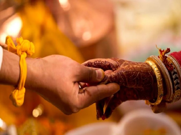 छिंदवाड़ा: दिल्ली से शादी में पहुंचे जीजा कोरोना पॉजिटिव, दूल्हा-दुल्हन समेत 95 लोग क्वॉरंटीन Jija Turns Corona Positive About 100 People Quarantine including bride groom