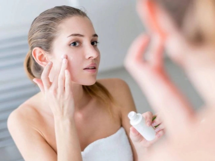 Health Tips Get rid of dry and lifeless skin by curing these multiple reasons Health Tips: आपकी रुखी और बेजान त्वचा के पीछे हैं ये कारण, अपनाएं कुछ सरल उपाय