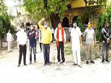 मेरठ: लॉकडाउन के दौरान व्यापारियों ने दिया धरना, बोले- साफ-सफाई के लिए दुकानें खोलने की इजाजत दे प्रशासन