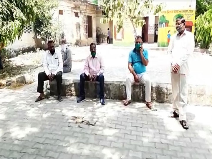 मेरठ: लॉकडाउन के दौरान व्यापारियों ने दिया धरना, बोले- साफ-सफाई के लिए दुकानें खोलने की इजाजत दे प्रशासन