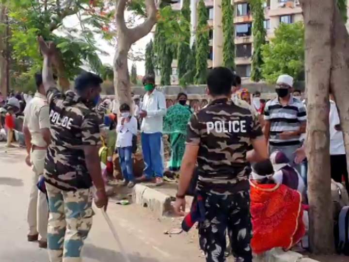 लॉकडाउन: मुंबई के वसई स्टेशन के पास कल रात से घर जाने का इंतजार कर रहे हैं सैकड़ों मजदूर CoronaVirus: Thousands of laborers waiting to go home from Vasai station last night ANN