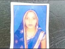 अलीगढ़: बाइक पर गांव लेकर जा रहे थे बेटी का शव, सड़क दुर्घटना में मां की मौत, पिता घायल