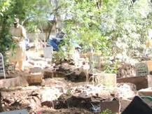 कोरोना का कहर: मुंबई में एडवांस में खोदी जा रही है कब्रें