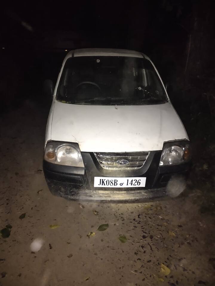  जम्मू एवं कश्मीर में पुलवामा जैसी त्रासदी को सुरक्षा बलों ने एक इम्प्रोवाइज्ड एक्सप्लोसिव डिवाइस (आईईडी ) से लदी कार को जब्त कर होने से रोक दिया. दक्षिण कश्मीर के पुलवामा जिले में ही विस्फोटक से भरी कार को सुरक्षा बलों के काफिले को निशाना बनाने के लिए प्लान किया गया था.