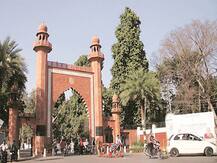 AMU के दो छात्रों के खिलाफ मुकदमा दर्ज, फेसबुक पर पाकिस्तान के समर्थन में की थी पोस्ट