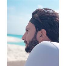 हाथ में Wine लेकर रणवीर सिंह ने कहा Happy Decembring, इस Festive Month को लेकर कही ये खास बात