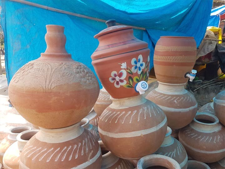 Uttar Pradesh: Demands of designer Pots increases in Kanpur  due to summer कानपुर: गर्मी के चलते बढ़ी गुजराती, अहमदाबादी और इलाहाबादी मटकों की डिमांड, फ्रिज के पानी से बच रहे हैं लोग