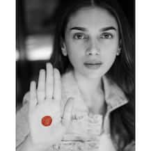 World Menstrual Hygiene Day पर सोशल मीडिया पर चला #RedDotChallenge, देखिए सेलेब्स की तस्वीरें