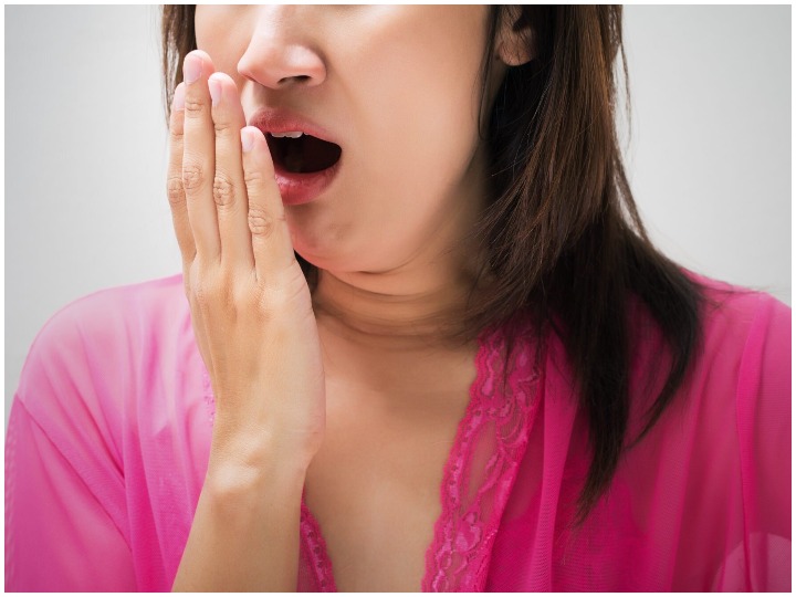 मुंह की दुर्गंध आपको कर रही है परेशान तो ऐसे पाएं इससे छुटकारा What causes bad breath How to treat it Bad breath home remedies