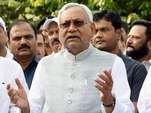 बिहारः CM नीतीश बोले- बाहर रहे जिन लोगों का बैंक अकाउंट नहीं है उनका खाता खुलवाकर 1000 रुपये दें