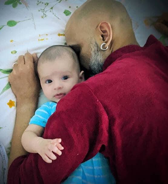 दोनों ही सोशल मीडिया पर खासा एक्टिव रहते हैं और अपने परिवार से जुड़े अप्डेट्स शेयर करते रहते हैं. 