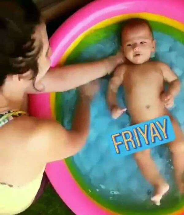 इन तस्वीरों में आप रघु की पत्नी को बेटे को नहलाते देख सकते हैं. 