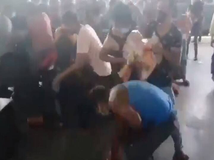 सच्चाई का सेंसेक्स: क्या रेलवे स्टेशन पर श्रमिक ट्रेन के मुसाफिरों ने खाने का सामान लूटा? जानिए सच Shramik Special Train Passengers looted food at Bhagalpur railway station Fact Check सच्चाई का सेंसेक्स: क्या रेलवे स्टेशन पर श्रमिक ट्रेन के मुसाफिरों ने खाने का सामान लूटा? जानिए सच