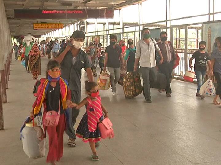 ट्रेनों में मजदूरों की मौत पर बैकफुट पर आया रेलवे, बेहद जरूरी न होने पर सफर नहीं करने की अपील की Railway advises Passengers to avoid traveling in the train ट्रेनों में मजदूरों की मौत पर बैकफुट पर आया रेलवे, बेहद जरूरी न होने पर सफर नहीं करने की अपील की