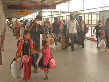 ट्रेनों में मजदूरों की मौत पर बैकफुट पर आया रेलवे, बेहद जरूरी न होने पर सफर नहीं करने की अपील की