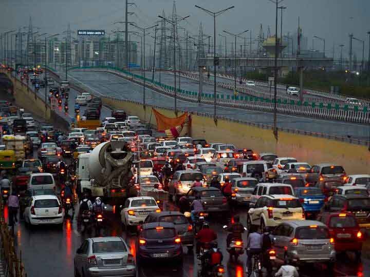 People troubled by heavy jams after Ghaziabad and Gurgaon sealed Delhi's borders गाजियाबाद और गुड़गांव की दिल्ली से लगी सीमाएं सील करने के बाद लगा भारी जाम, परेशान हुए लोग