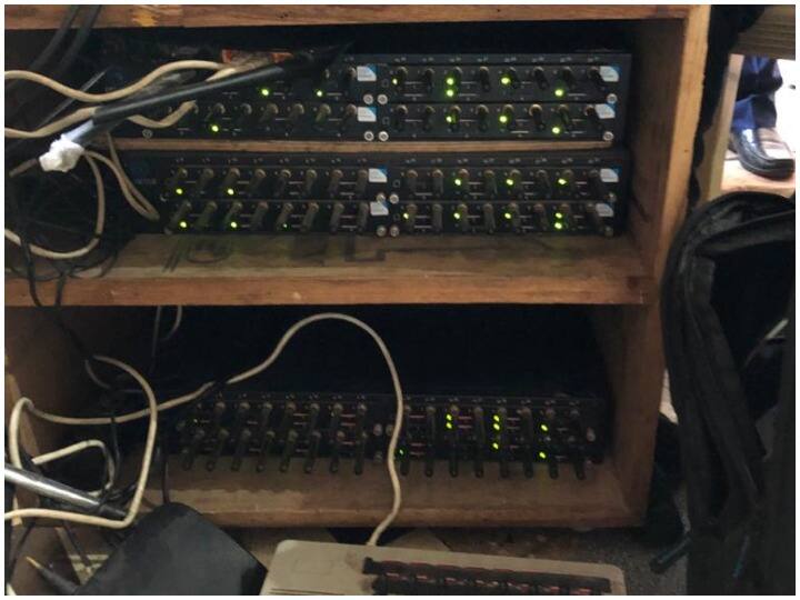 अवैध रूप से चल रहे VOIP एक्सचेंज का भंड़फोड़, कई सुरक्षाबलों को संदिग्ध नंबरों से आए थे कॉल Jammu Kashmir Military Intelligence and Mumbai Crime Branch vandalize VOIP exchange, call came from suspicious numbers to many security forces ANN अवैध रूप से चल रहे VOIP एक्सचेंज का भंड़फोड़, कई सुरक्षाबलों को संदिग्ध नंबरों से आए थे कॉल