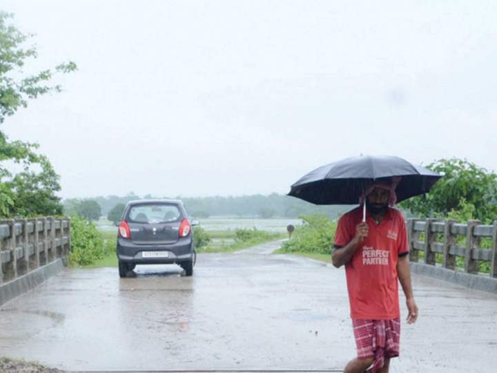 उत्तर-पश्चिम भारत में बारिश के कारण गर्मी से राहत, यूपी में आंधी-तूफान से 13 लोगों की मौत Weather report: Heat relief due to rain in north and west India, 13 people died in typhoon in UP