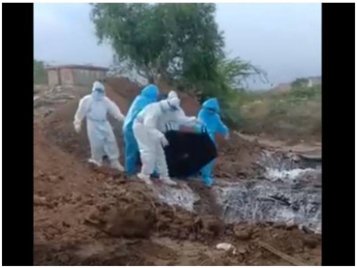 कर्नाटक: गड्ढे में दफन कर दिए कई कोरोना मरीजों के शव, वीडियो वायरल होने पर दिए गए जांच के आदेश Bodies of several Corona patients buried in pit ordered for investigation when video goes viral कर्नाटक: गड्ढे में दफन कर दिए कई कोरोना मरीजों के शव, वीडियो वायरल होने पर दिए गए जांच के आदेश
