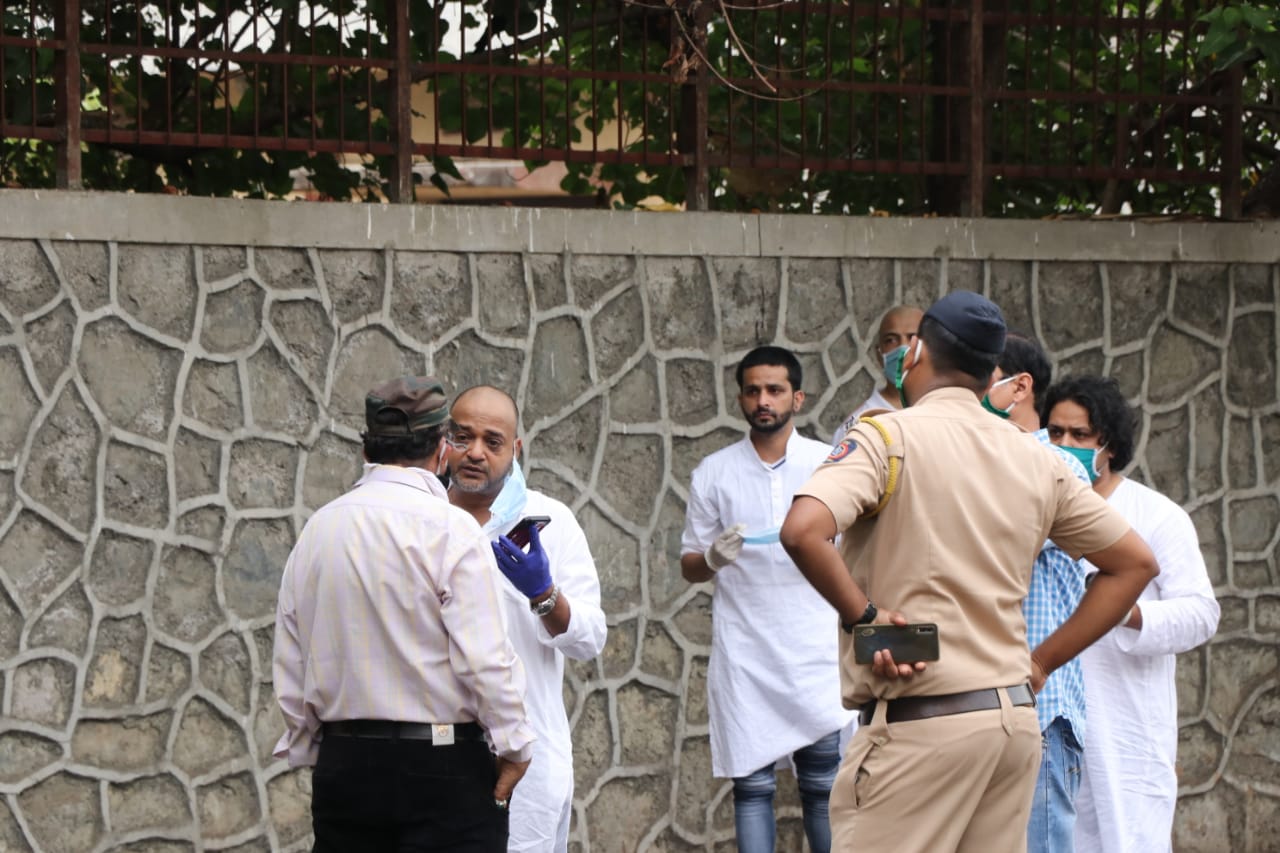 In Pics: बिछड़ गई साजिद-वाजिद की जोड़ी, वाजिद के अंतिम संस्कार पर खुद को संभाल भी नहीं पा रहे हैं साजिद