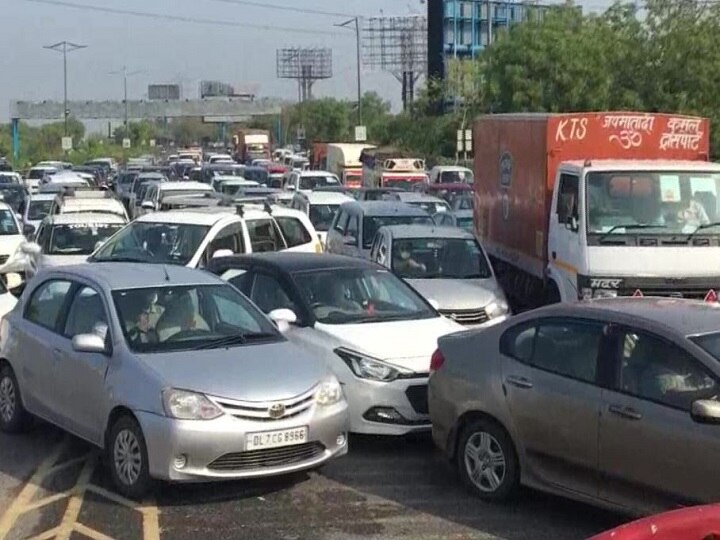 Traffic Jam at Noida Delhi Border, long Que of Vehicles at DND नोएडा-दिल्ली बॉर्डर पर थम गयी वाहनों की रफ्तार, बिना पास के नहीं होगी एंट्री