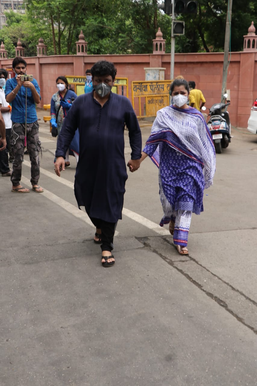 Funeral Photos: वाजिद खान के अंतिम दर्शन करने बच्चों को लेकर पहुंची पत्नी, हिम्मत से सबको संभाला