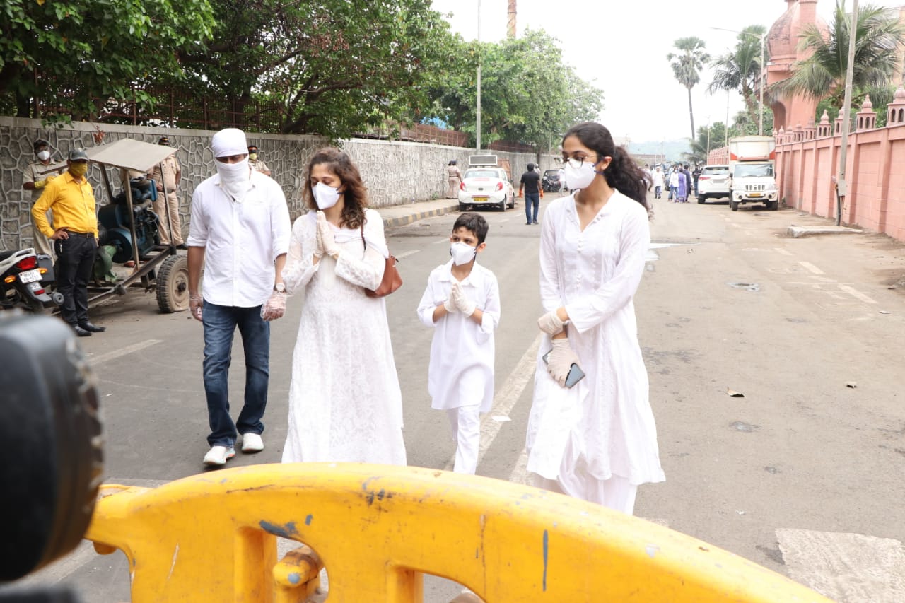 Funeral Photos: वाजिद खान के अंतिम दर्शन करने बच्चों को लेकर पहुंची पत्नी, हिम्मत से सबको संभाला