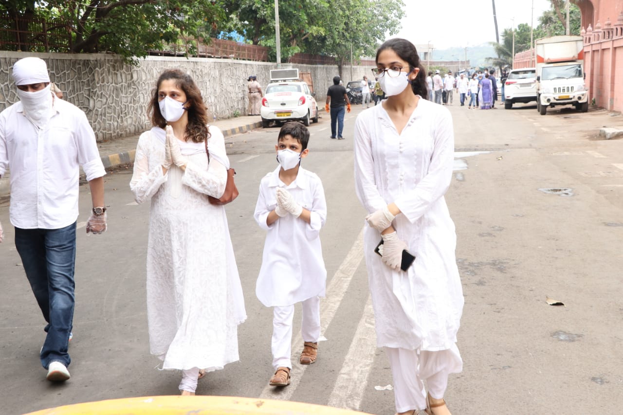 Funeral Photos: वाजिद खान के अंतिम दर्शन करने बच्चों को लेकर पहुंची पत्नी, हिम्मत से सबको संभाला