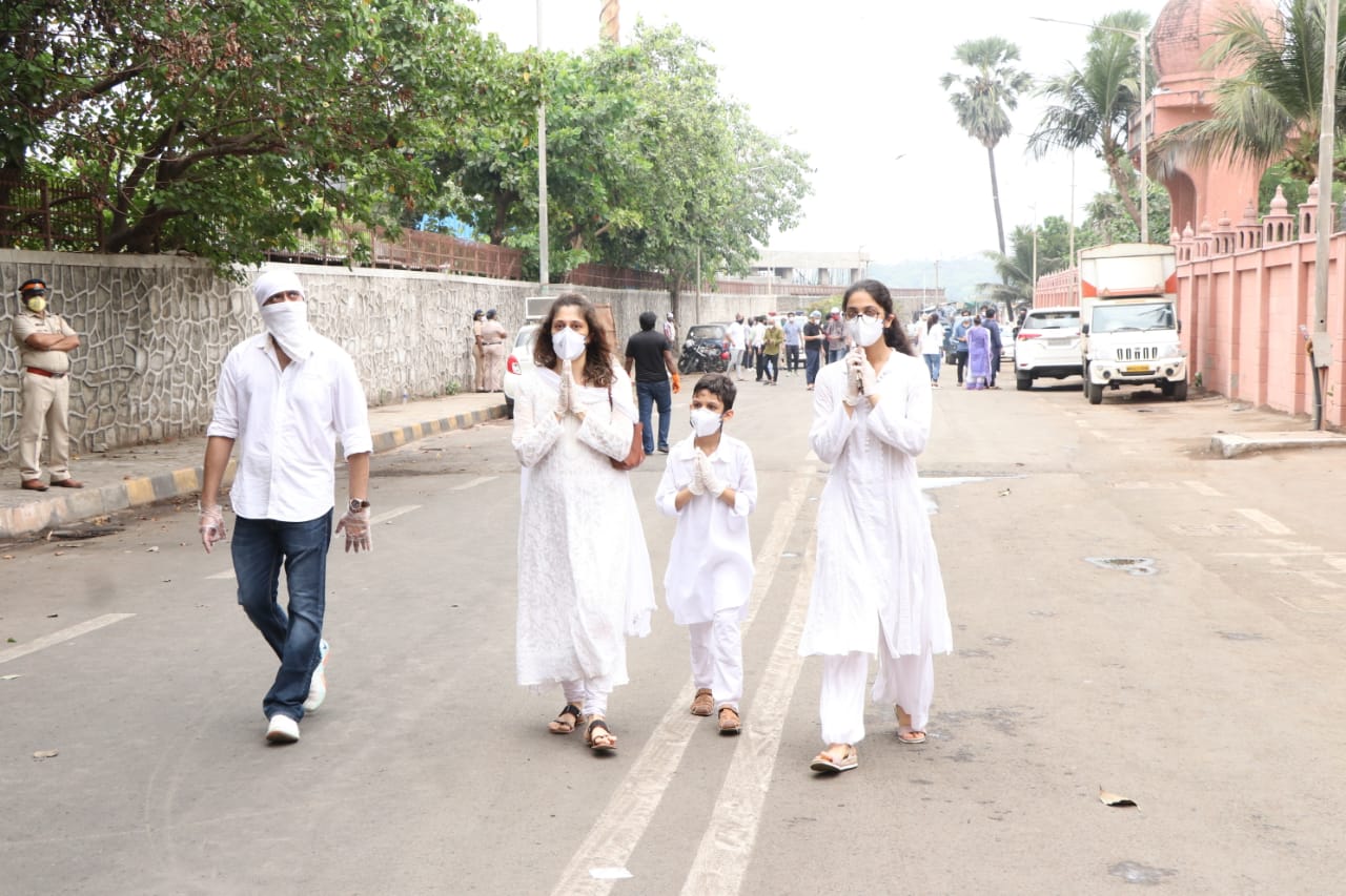 Funeral Photos: वाजिद खान के अंतिम दर्शन करने बच्चों को लेकर पहुंची पत्नी, हिम्मत से सबको संभाला